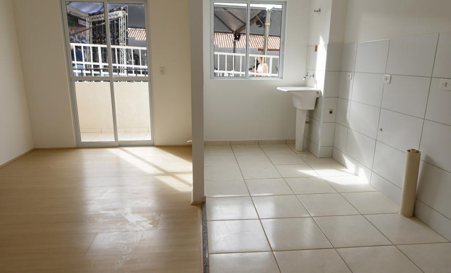 Com apoio do Estado, 200 moradores de Maringá ganham as chaves da casa própria