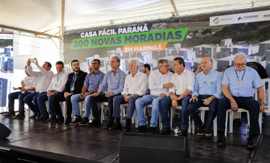 Com apoio do Estado, 200 moradores de Maringá ganham as chaves da casa própria