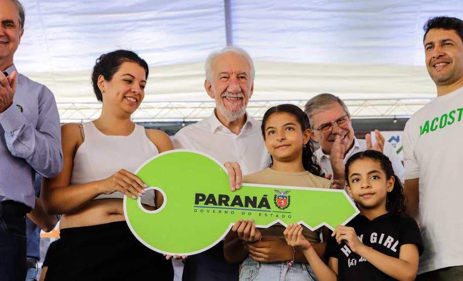 Com apoio do Estado, 200 moradores de Maringá ganham as chaves da casa própria