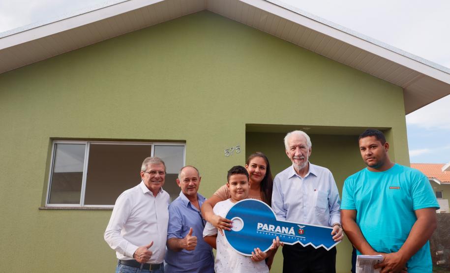 Piana inaugura residencial que beneficia 40 famílias de São Carlos do Ivaí