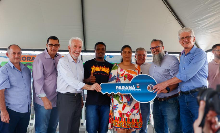 Piana inaugura residencial que beneficia 40 famílias de São Carlos do Ivaí