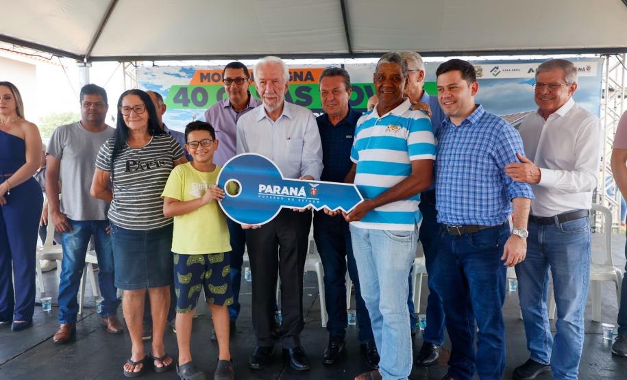Piana inaugura residencial que beneficia 40 famílias de São Carlos do Ivaí