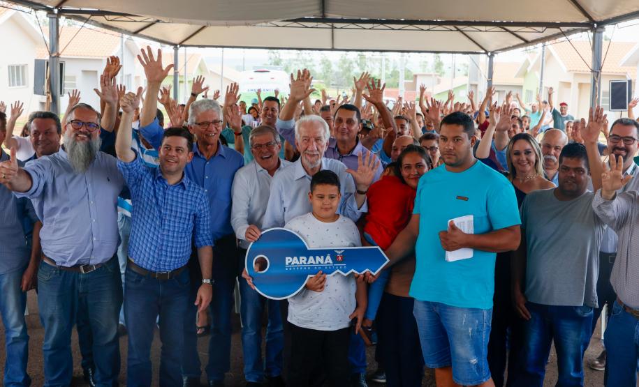 Piana inaugura residencial que beneficia 40 famílias de São Carlos do Ivaí