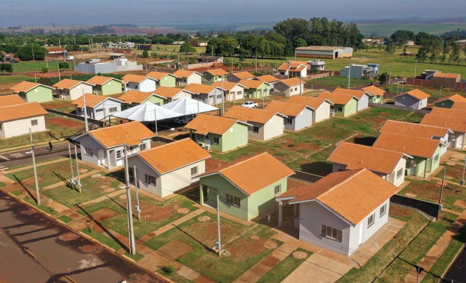 Piana inaugura residencial que beneficia 40 famílias de São Carlos do Ivaí