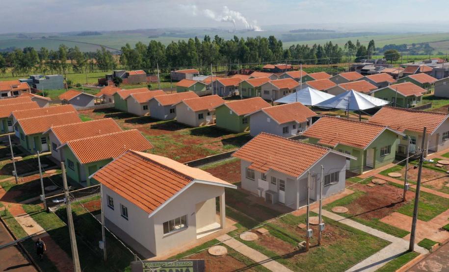 Piana inaugura residencial que beneficia 40 famílias de São Carlos do Ivaí
