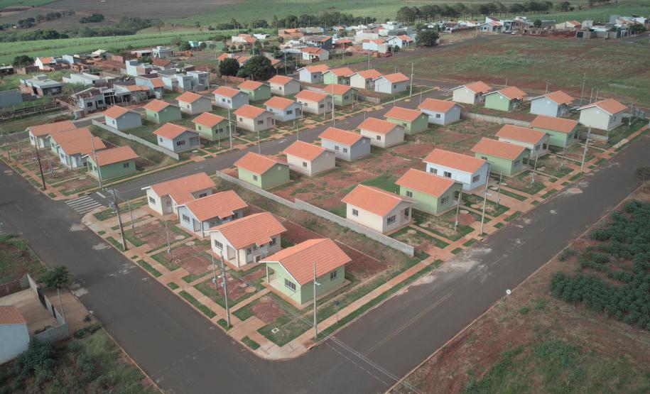 Piana inaugura residencial que beneficia 40 famílias de São Carlos do Ivaí