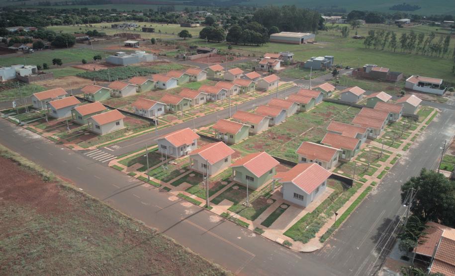 Piana inaugura residencial que beneficia 40 famílias de São Carlos do Ivaí