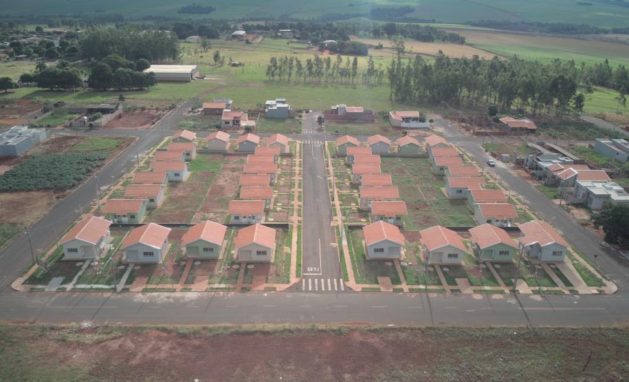 Piana inaugura residencial que beneficia 40 famílias de São Carlos do Ivaí