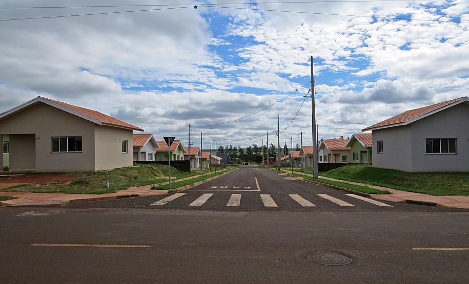 Piana inaugura residencial que beneficia 40 famílias de São Carlos do Ivaí