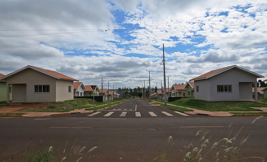 Piana inaugura residencial que beneficia 40 famílias de São Carlos do Ivaí