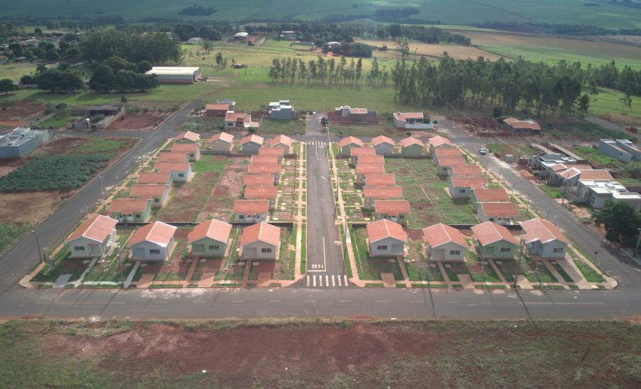 Piana inaugura residencial que beneficia 40 famílias de São Carlos do Ivaí