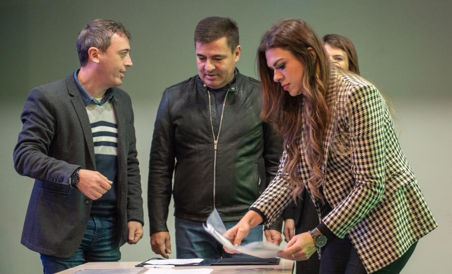 Estado apresenta programa Escritura na Mão para associações de municípios do Litoral e RMC