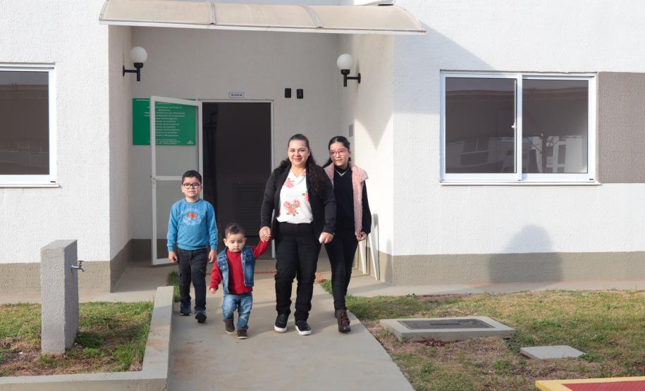 Casa Fácil Paraná: com apoio do Estado, famílias de Cascavel recebem chaves