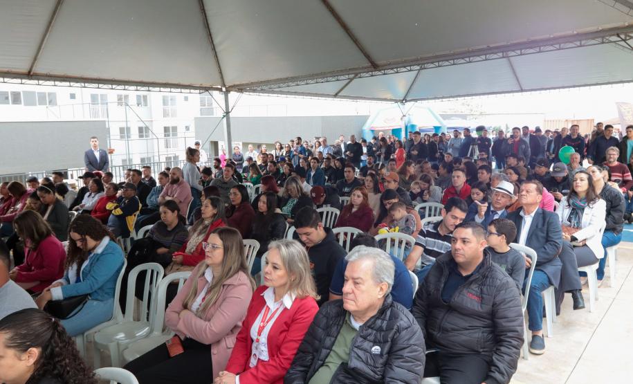 Casa Fácil Paraná: com apoio do Estado, famílias de Cascavel recebem chaves