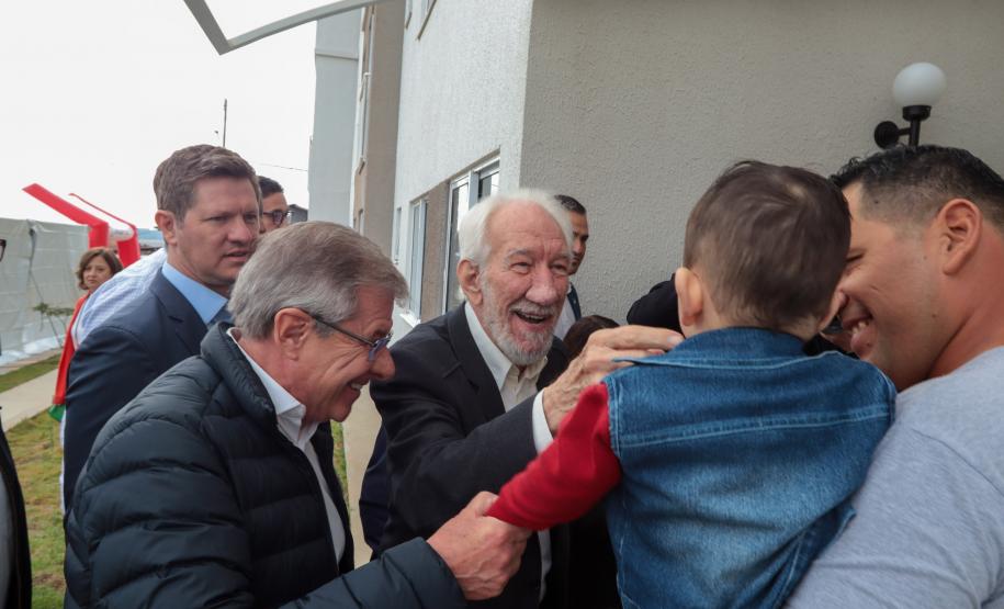 Casa Fácil Paraná: com apoio do Estado, famílias de Cascavel recebem chaves