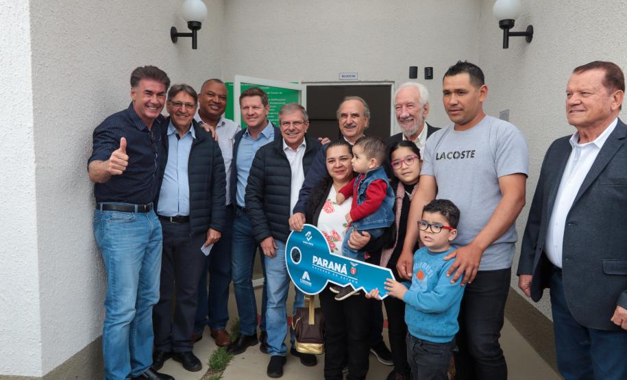 Casa Fácil Paraná: com apoio do Estado, famílias de Cascavel recebem chaves