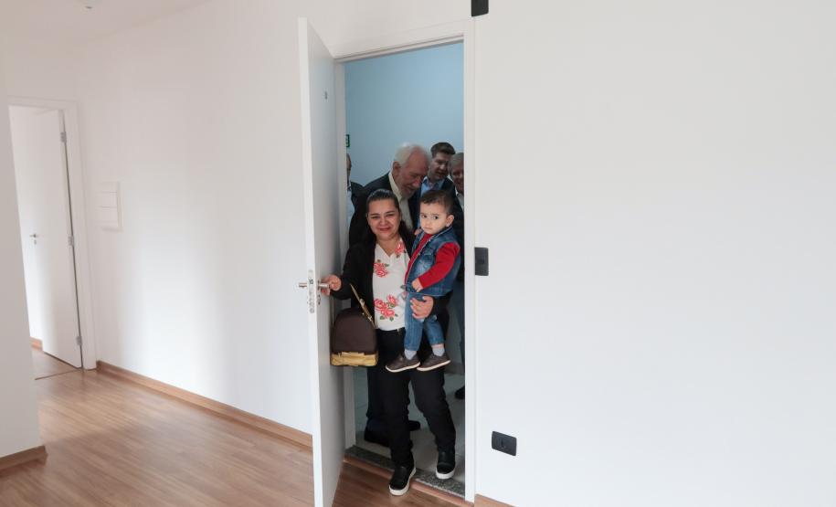 Casa Fácil Paraná: com apoio do Estado, famílias de Cascavel recebem chaves