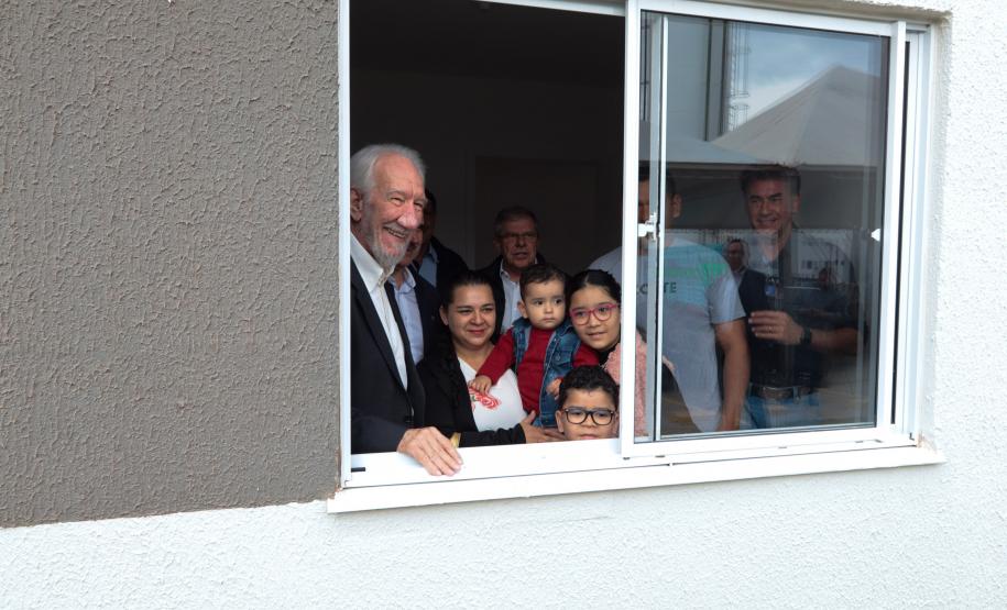 Casa Fácil Paraná: com apoio do Estado, famílias de Cascavel recebem chaves