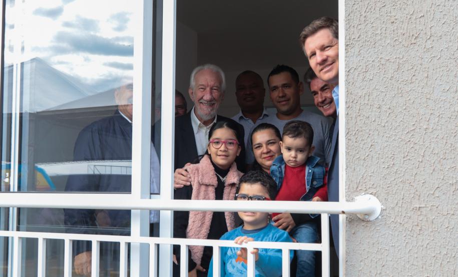 Casa Fácil Paraná: com apoio do Estado, famílias de Cascavel recebem chaves