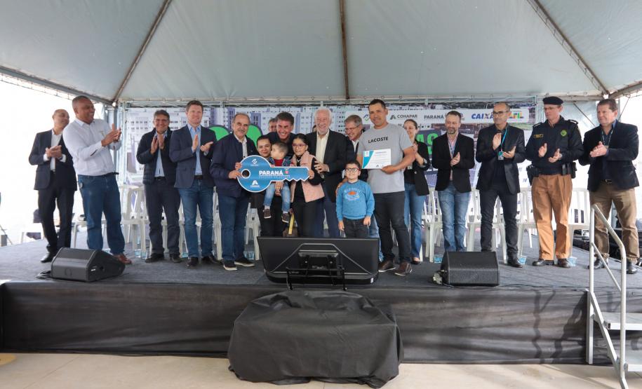 Casa Fácil Paraná: com apoio do Estado, famílias de Cascavel recebem chaves