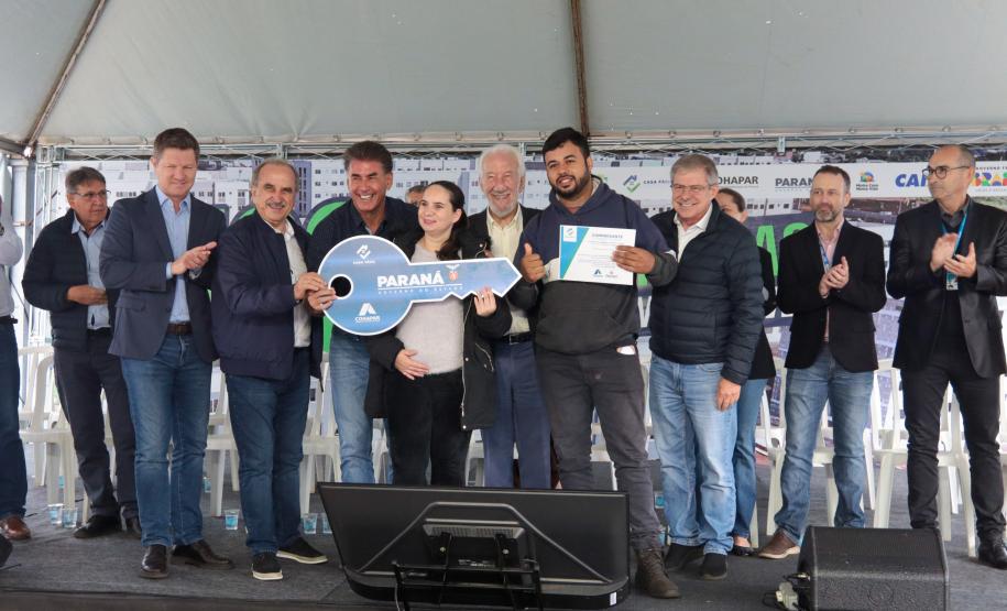 Casa Fácil Paraná: com apoio do Estado, famílias de Cascavel recebem chaves