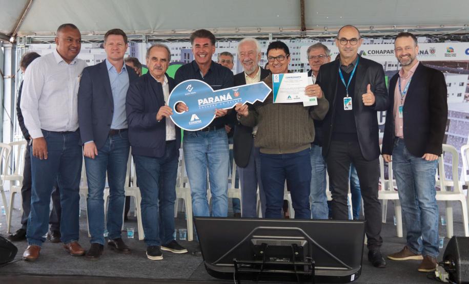 Casa Fácil Paraná: com apoio do Estado, famílias de Cascavel recebem chaves