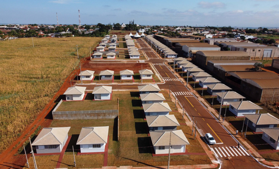 Com apoio do Estado, chaves da casa própria são entregues a famílias de Japurá