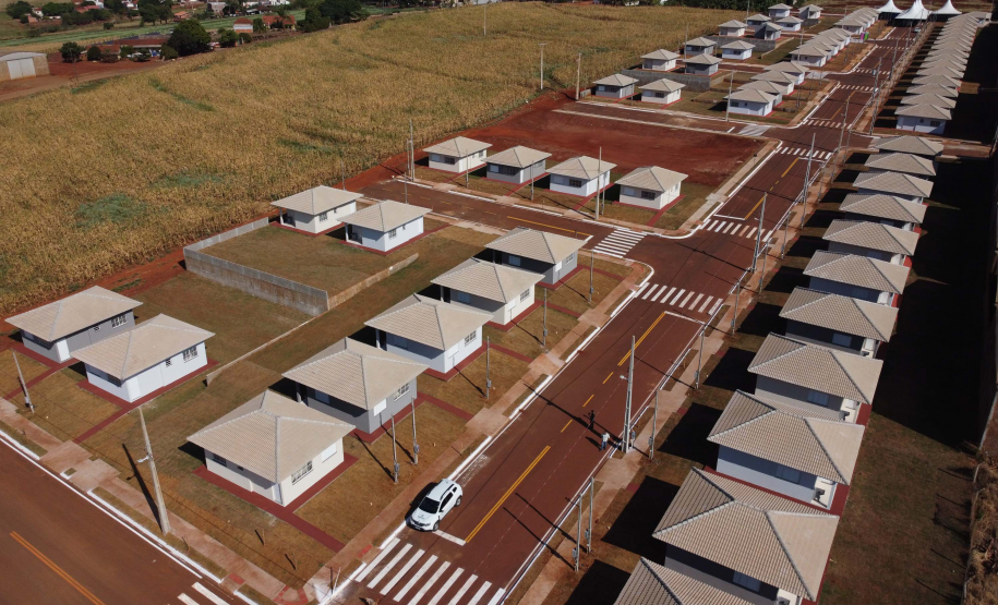 Com apoio do Estado, chaves da casa própria são entregues a famílias de Japurá