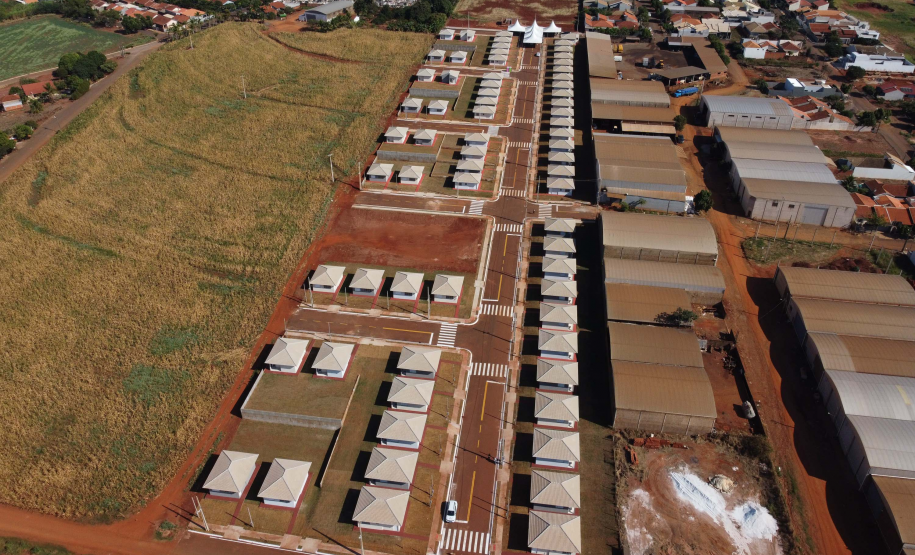 Com apoio do Estado, chaves da casa própria são entregues a famílias de Japurá