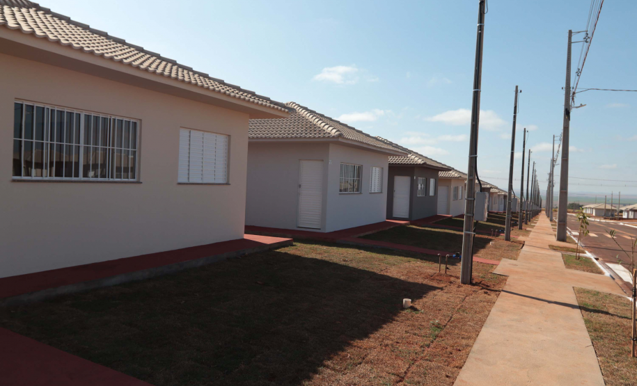 Com apoio do Estado, chaves da casa própria são entregues a famílias de Japurá
