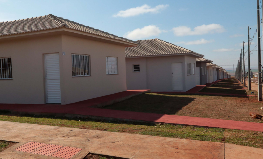 Com apoio do Estado, chaves da casa própria são entregues a famílias de Japurá