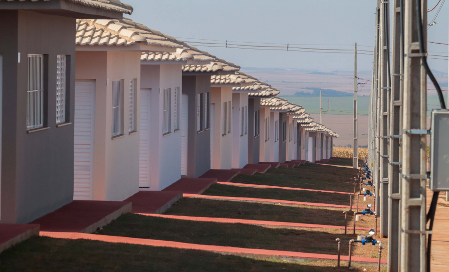 Com apoio do Estado, chaves da casa própria são entregues a famílias de Japurá