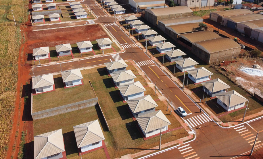 Com apoio do Estado, chaves da casa própria são entregues a famílias de Japurá