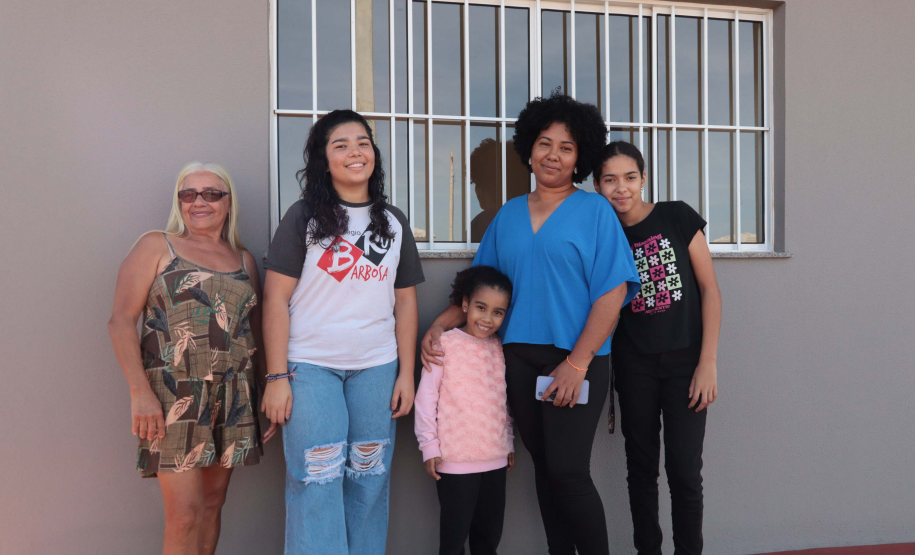 Com apoio do Estado, chaves da casa própria são entregues a famílias de Japurá