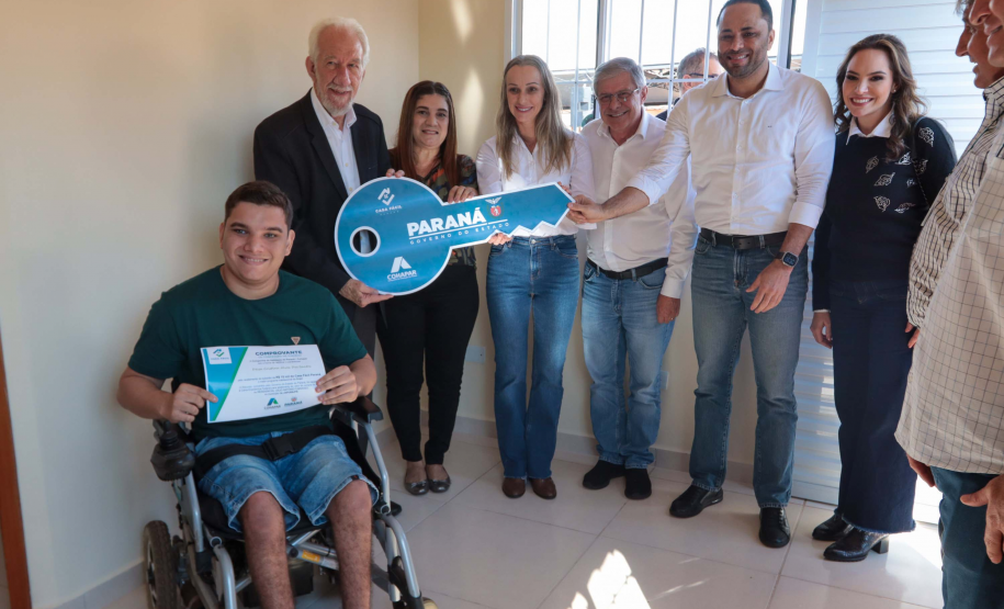 Com apoio do Estado, chaves da casa própria são entregues a famílias de Japurá