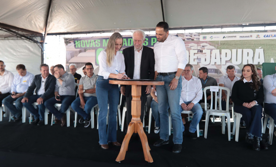 Com apoio do Estado, chaves da casa própria são entregues a famílias de Japurá