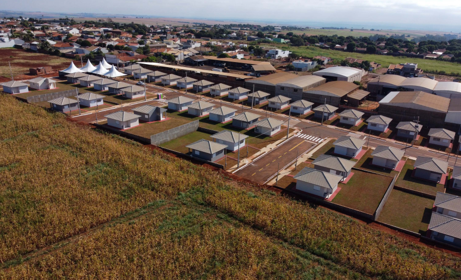 Com apoio do Estado, chaves da casa própria são entregues a famílias de Japurá