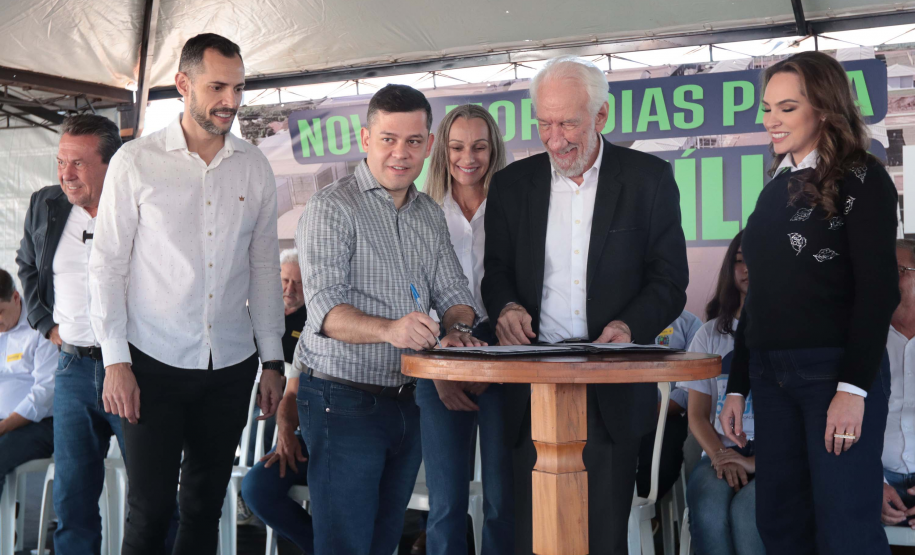 Com apoio do Estado, chaves da casa própria são entregues a famílias de Japurá