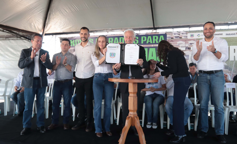 Com apoio do Estado, chaves da casa própria são entregues a famílias de Japurá