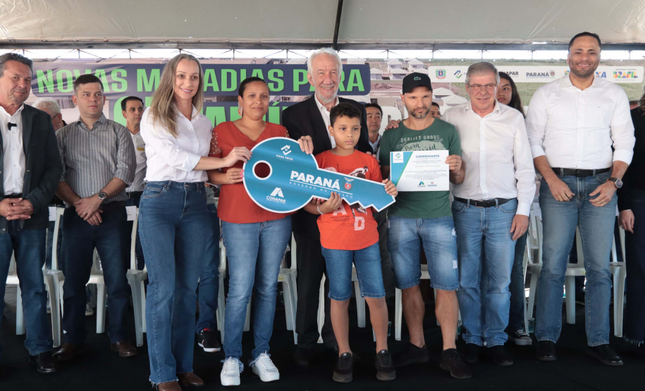 Com apoio do Estado, chaves da casa própria são entregues a famílias de Japurá