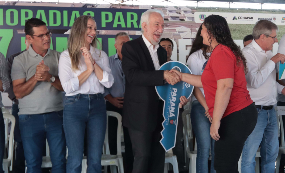 Com apoio do Estado, chaves da casa própria são entregues a famílias de Japurá