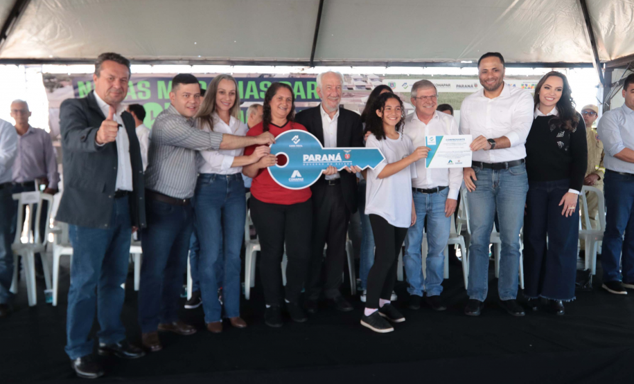 Com apoio do Estado, chaves da casa própria são entregues a famílias de Japurá