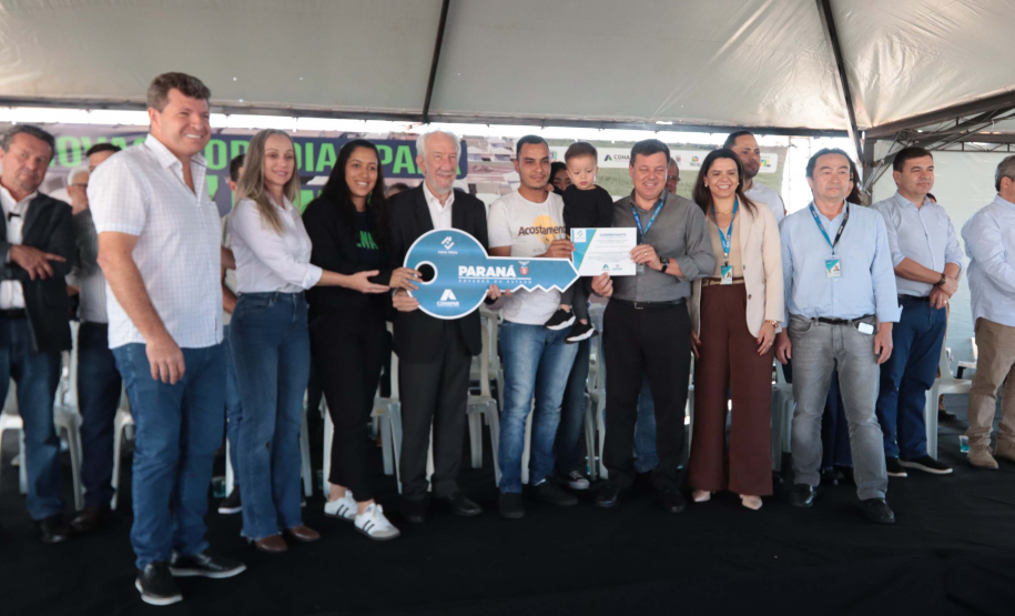 Com apoio do Estado, chaves da casa própria são entregues a famílias de Japurá