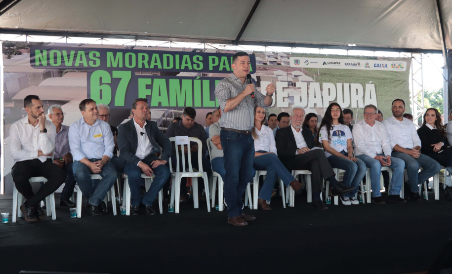 Com apoio do Estado, chaves da casa própria são entregues a famílias de Japurá