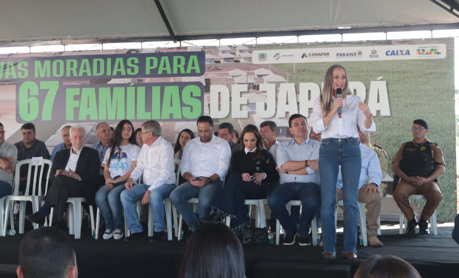Com apoio do Estado, chaves da casa própria são entregues a famílias de Japurá