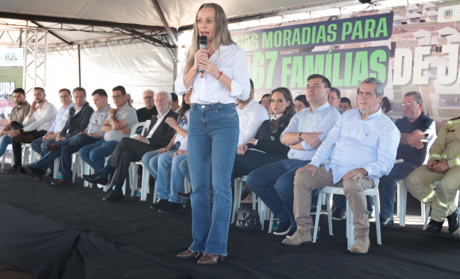 Com apoio do Estado, chaves da casa própria são entregues a famílias de Japurá