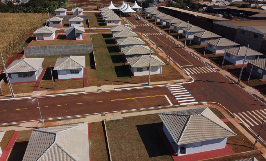 Com apoio do Estado, chaves da casa própria são entregues a famílias de Japurá