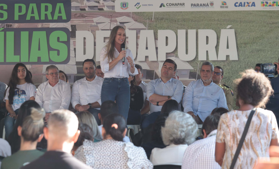 Com apoio do Estado, chaves da casa própria são entregues a famílias de Japurá