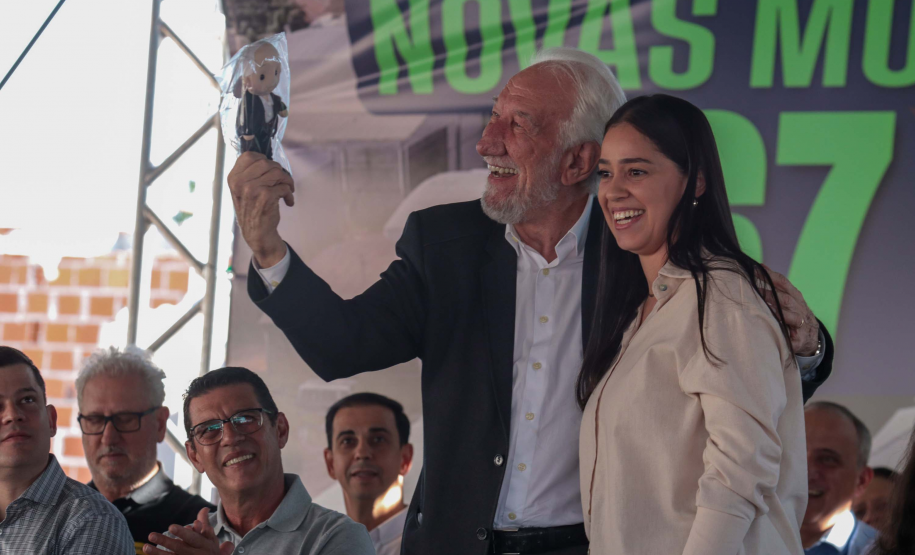 Com apoio do Estado, chaves da casa própria são entregues a famílias de Japurá