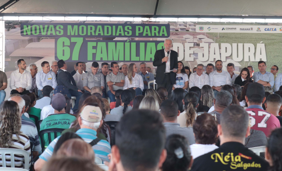 Com apoio do Estado, chaves da casa própria são entregues a famílias de Japurá